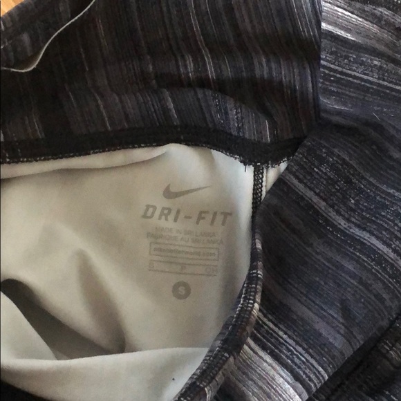 Women’s Cropped Nike Legging - Picture 5 of 5